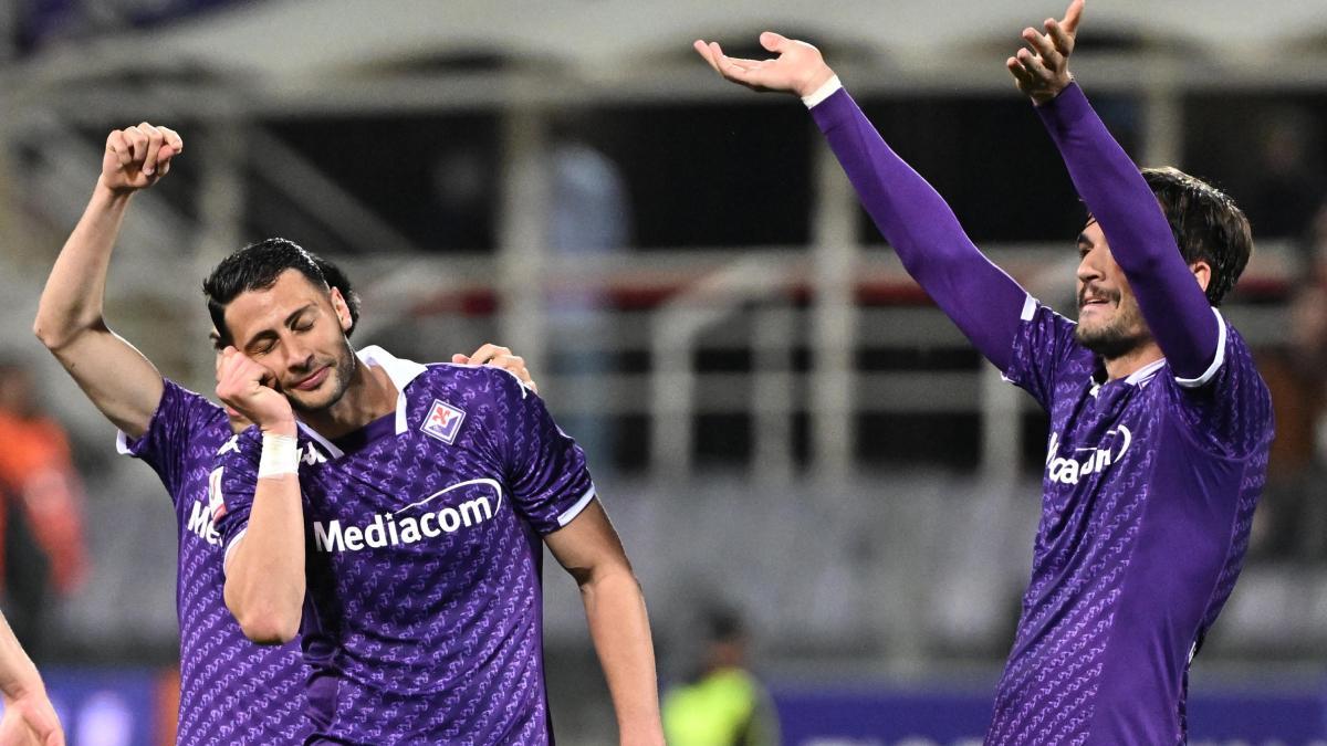 Mandragora, a la izquierda, celebrando de esta peculiar manera su gol con la Fiorentina