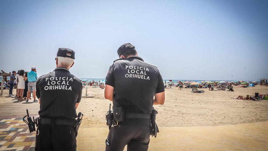 Dos agentes de la Policía Local de Orihuela vigilan la playa de La Glea, el pasado mes de junio.