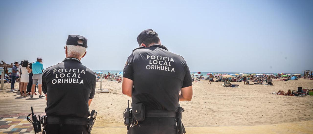 Dos agentes de la Policía Local de Orihuela vigilan la playa de La Glea, el pasado mes de junio.
