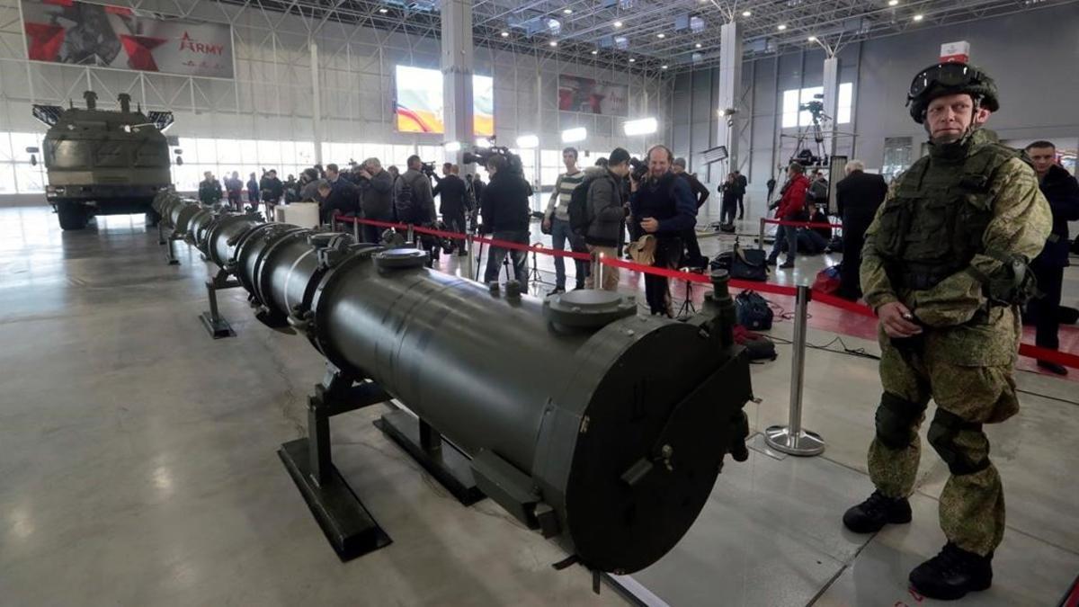 Un militar ruso vigila el arsenal bélico en el complejo de misiles Iskander M en el centro de exposiciones militares Patriot, cerca de Moscú.