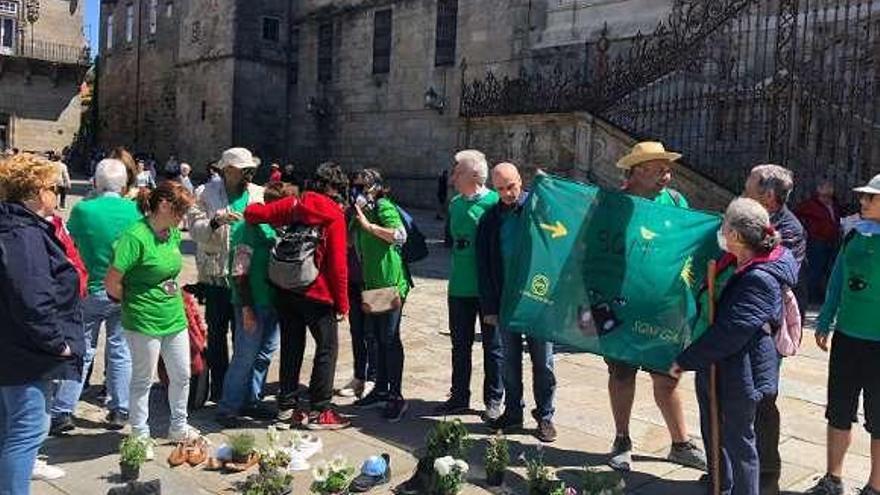 La expedición, ayer al mediodía frente a la catedral. // Cedida