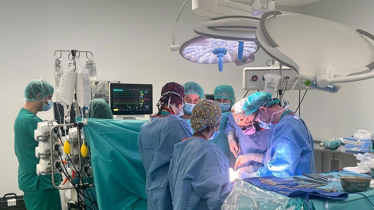 Una intervenció quirúrgica durant un trasplantament en una imatge d’arxiu.