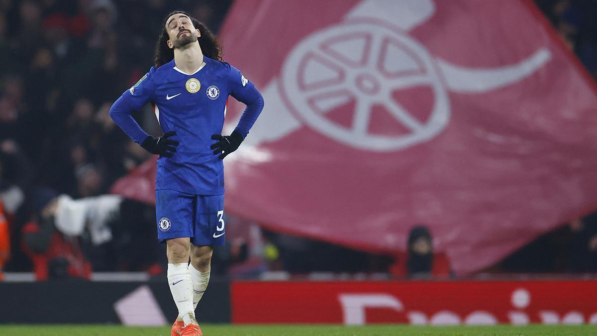 Marc Cucurella del Chelsea, decepcionado durante el partido de la Carabao Cup ante el Arsenal