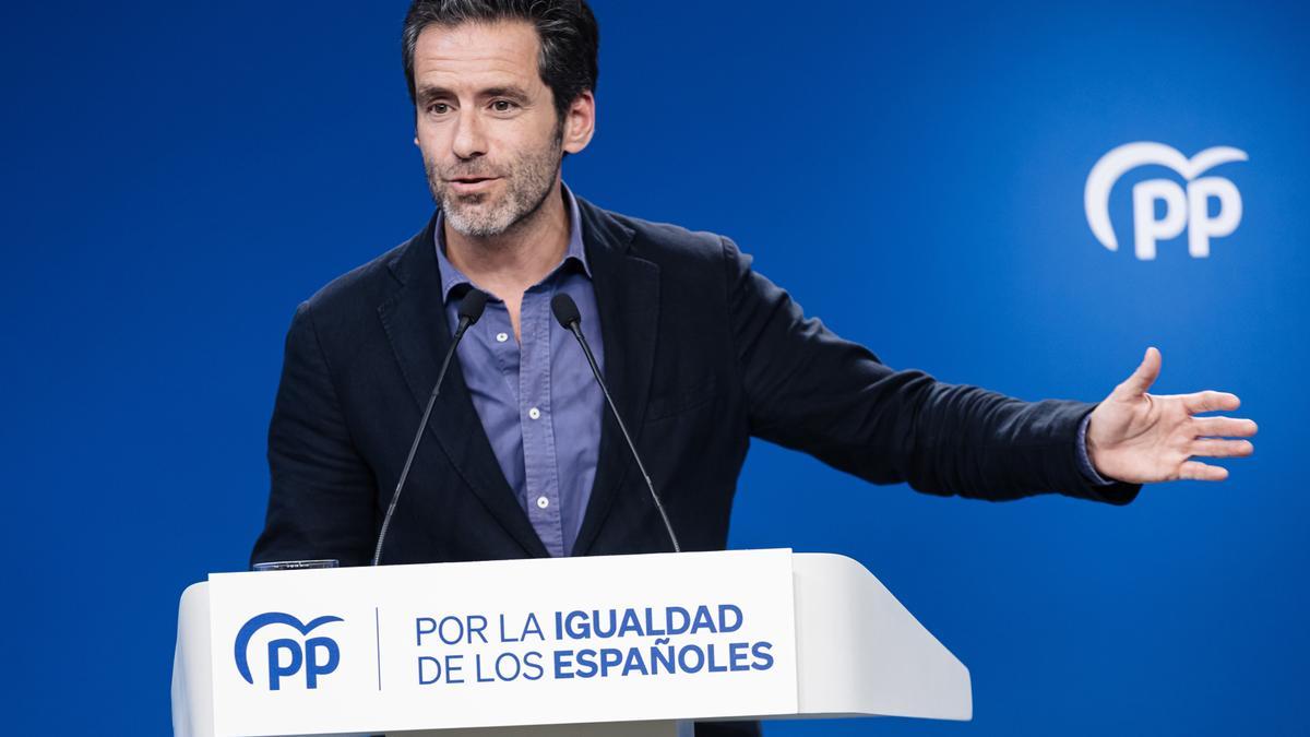 El portavoz del PP y vicesecretario de Cultura y Sociedad Abierta, Borja Sémper, ofrece una rueda de prensa posterior a la reunión del Comité de Dirección del Partido Popular, en la sede nacional del PP, a 9 de octubre de 2023, en Madrid (España). Durante
