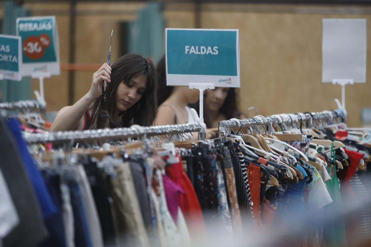 La 'tienda' de Zaragoza con más ropa de segunda mano comienza sus rebajas de verano: descuentos de hasta el 30%: “Nuestra misión es intentar salvar el planeta”