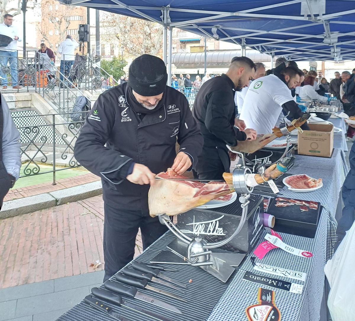 El Paseo de San Francisco de Badajoz acoge la XIII edición de las Migas Solidarias.