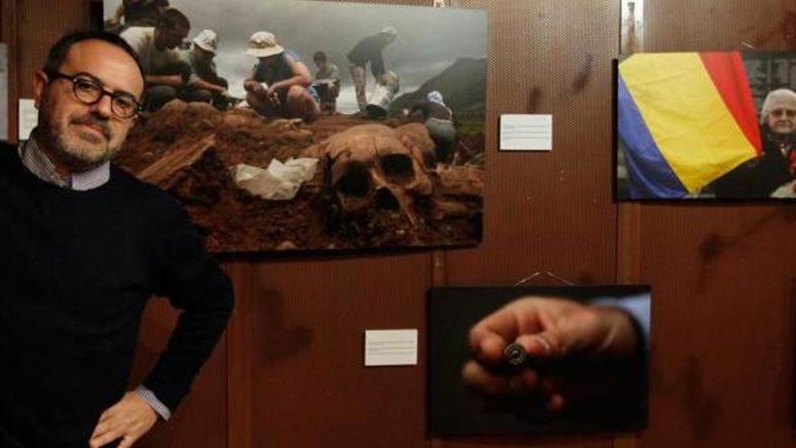 El fotoperiodista Eloy Alonso, junto a algunos de los trabajos de la exposición.