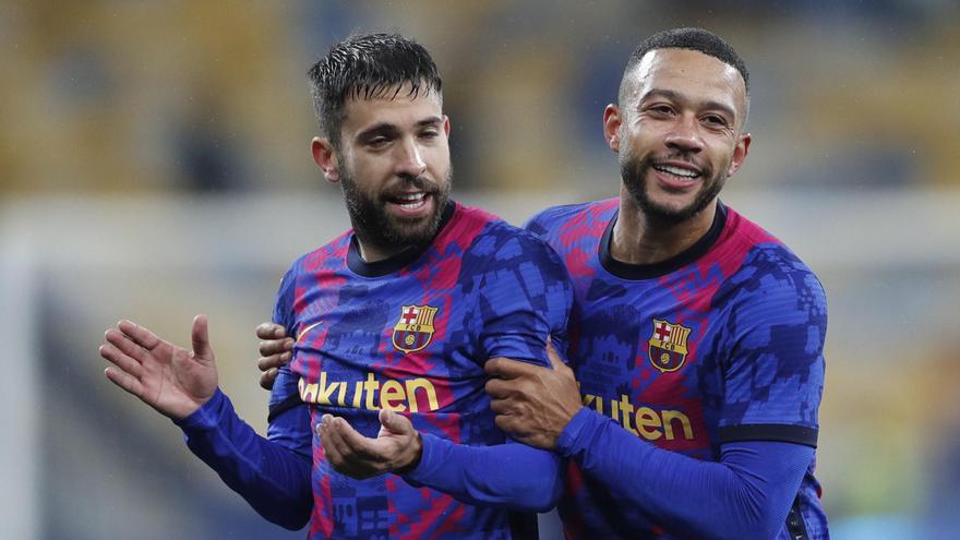 Una imagen de Jordi Alba y Memphis Depay.