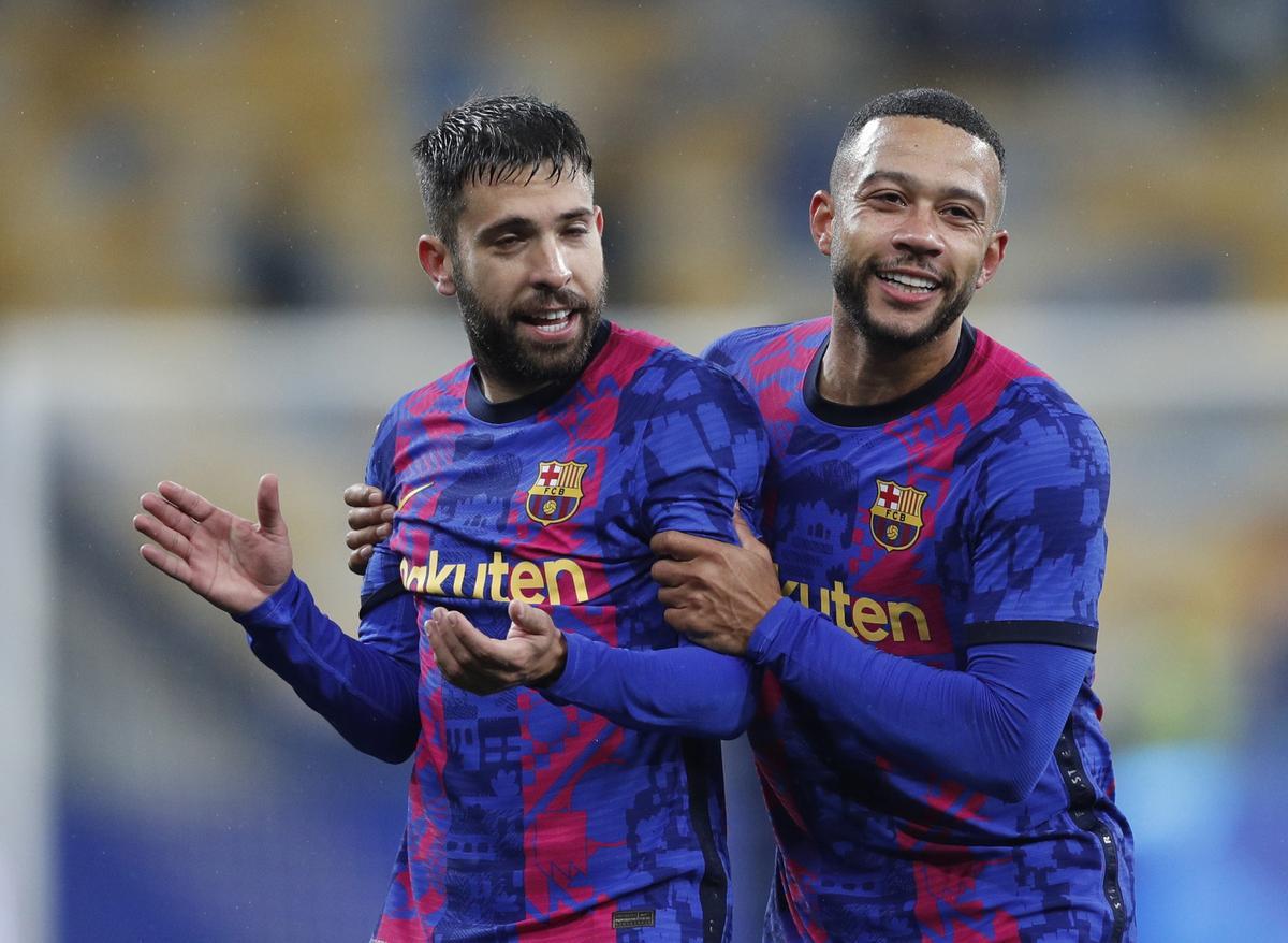 Una imagen de Jordi Alba y Memphis Depay.
