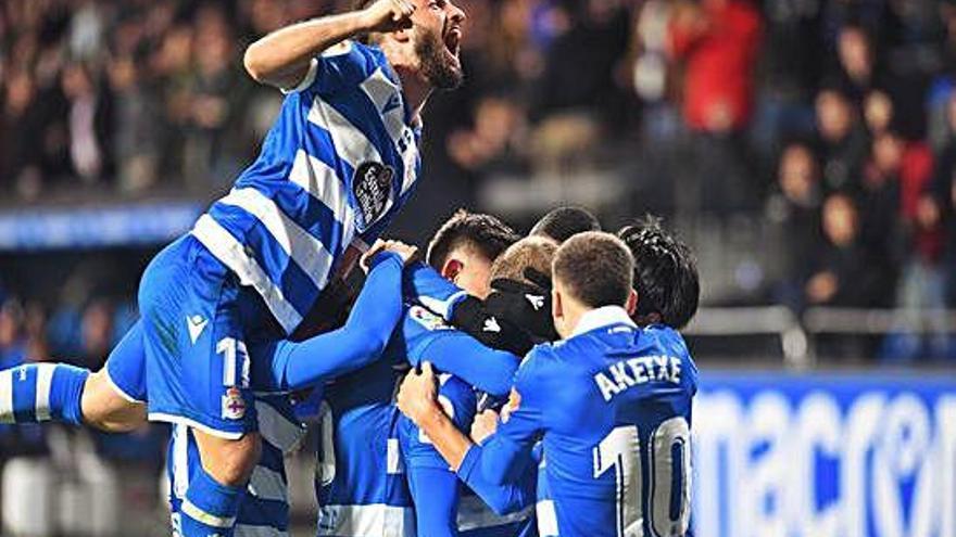 Los futbolistas del Deportivo celebran uno de los goles en el partido del pasado viernes.