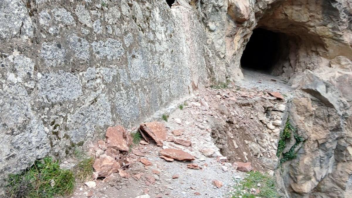 Rocas desprendidas sobre la senda.