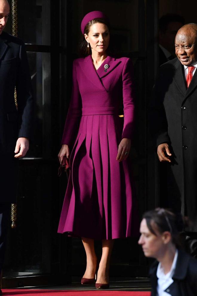 Kate Middleton vestido burdeos primera visita de Estado