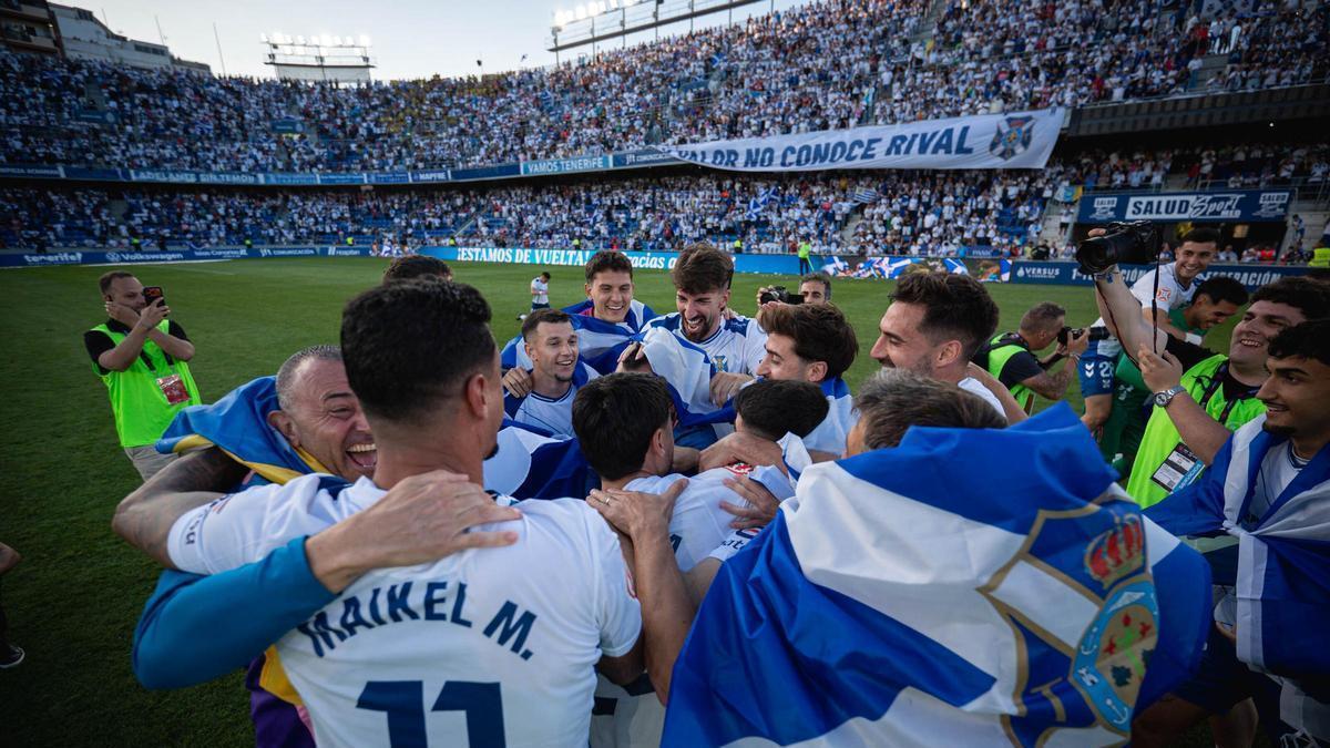 Los jugadores del CD Tenerife celebran el ascenso sobre el césped del Rodríguez López.