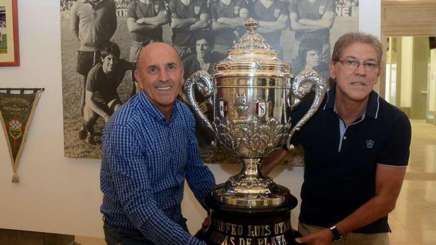 Tuto (izquierda) y Luis Rivas (derecha) portando la copa del XXV Luis Otero, el más grande de la sala de trofeos granate. // Rafa Vázquez