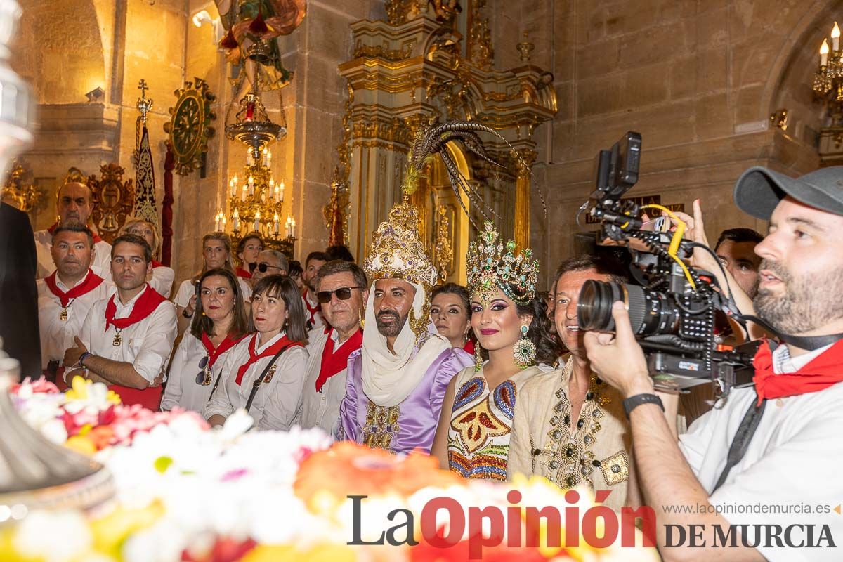 Bandeja de flores y ritual de la bendición del vino en las Fiestas de Caravaca