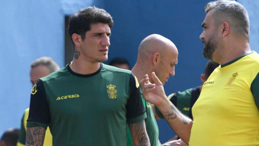 Gaby Peñalba, junto al fisio y recuperador Arturo, en el campo de Las Burras.