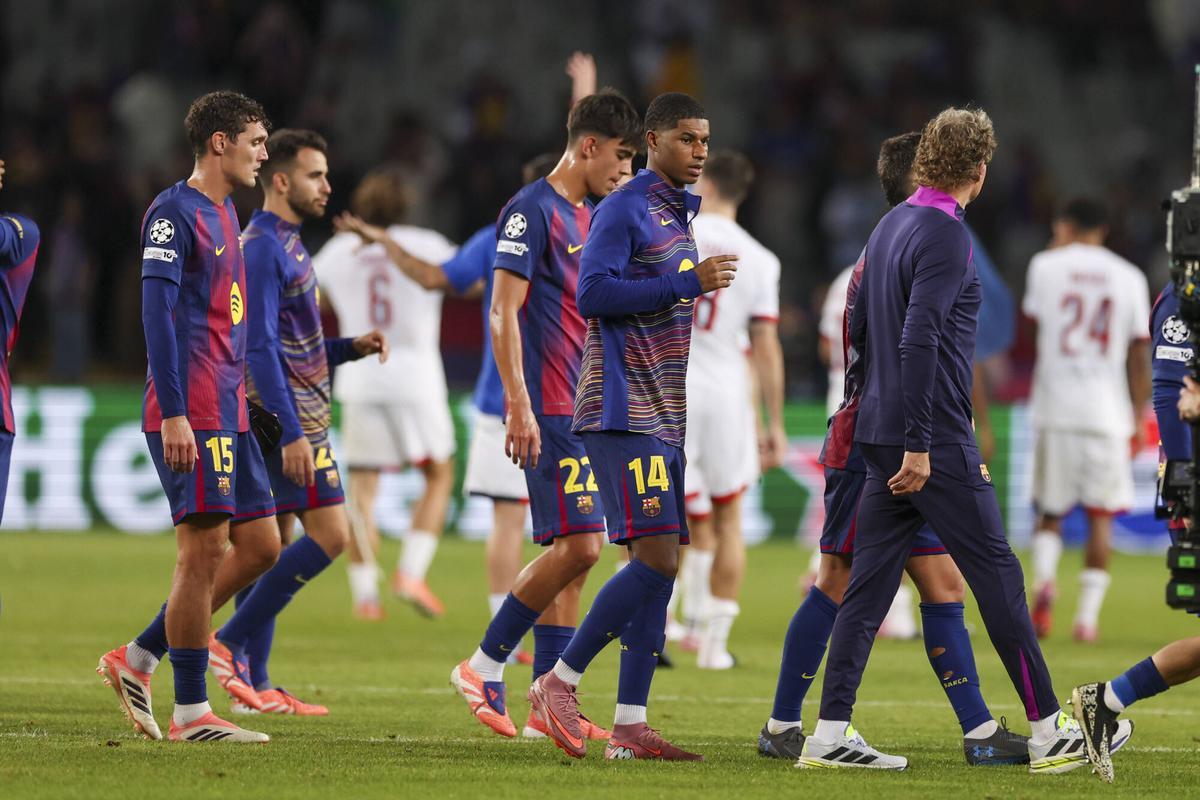 Los jugadores del Barça se marchan a vestuarios tras el partido