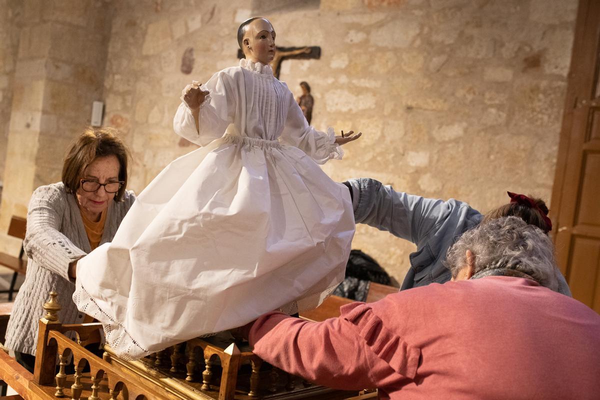 Las águedas de San Frontis visten a la santa Las águedas de San Frontis visten a la santa