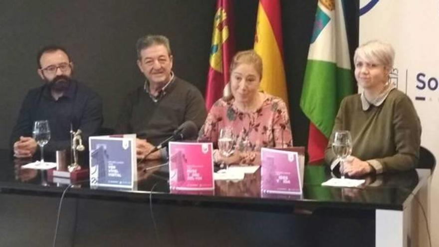 El alcireño José Rubio, con representates de Socuéllamos.