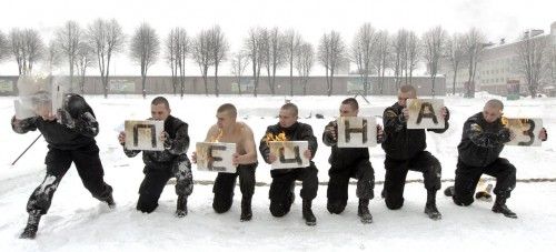 Miembros de las fuerzas especiales del Ministerio del Interior de Bielorrusia rompen baldosas ardientes con la cabeza