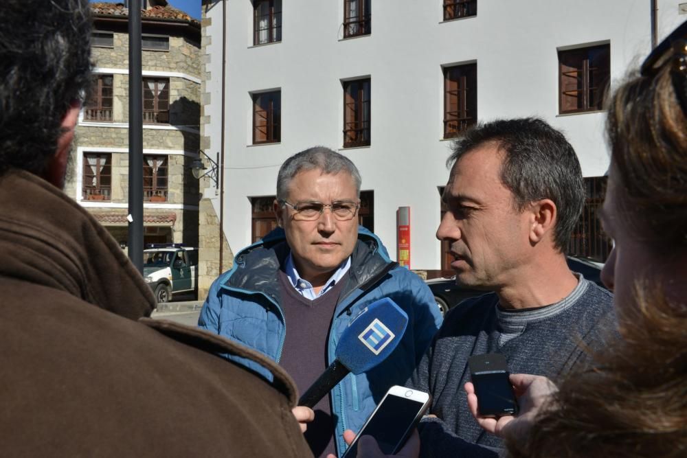 Marcha y corte de carretera en Campo de Caso para reclamar el arreglo de la carretera del puerto de Tarna