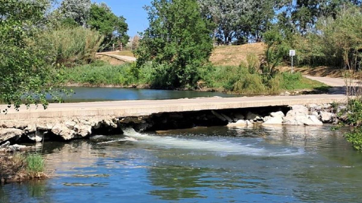 El problema estructural del passallís dels Griells és evident a causa dels augments de cabdal de la Muga