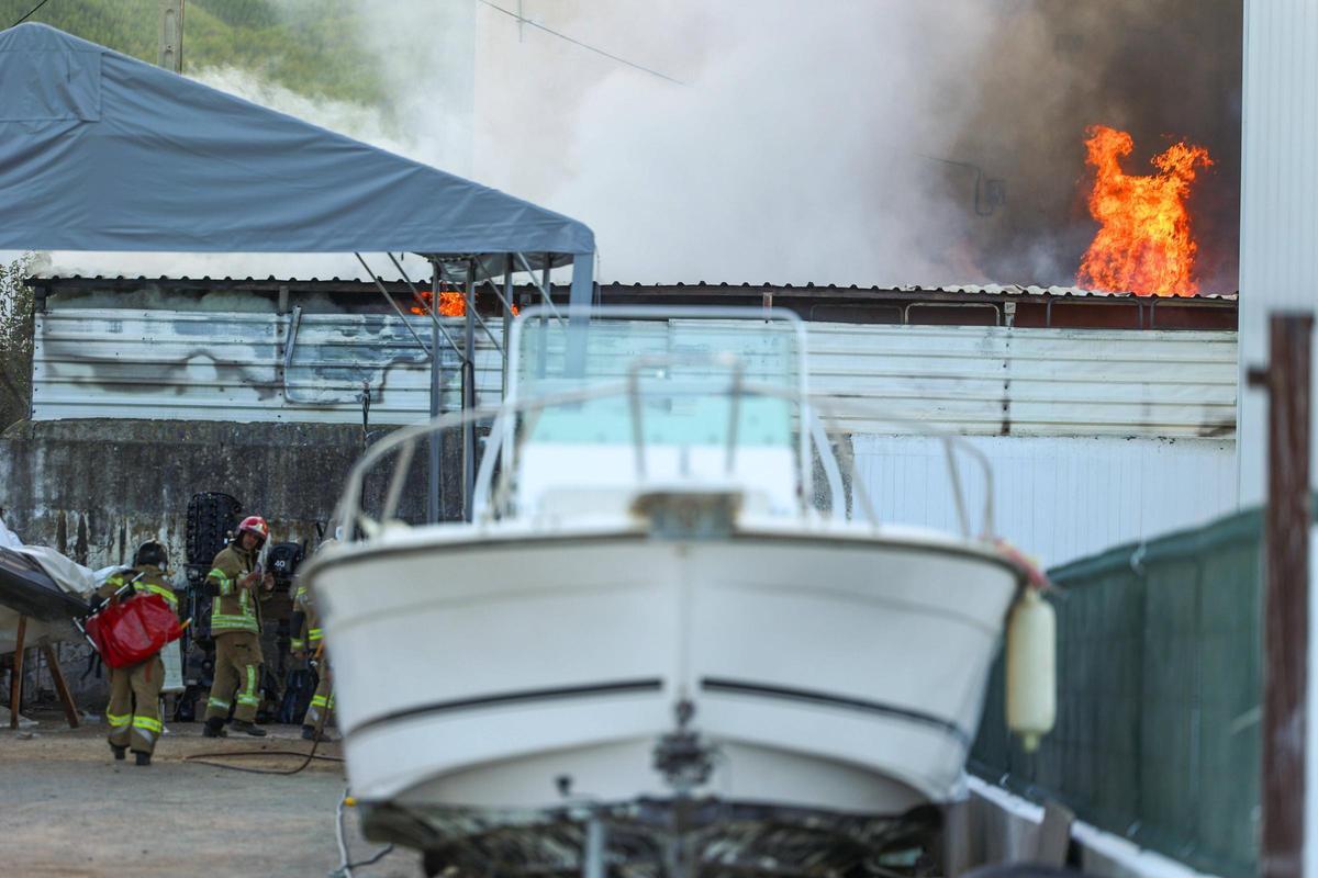 Galería: alarma por un incendio en la Fundació Deixalles de Ibiza Galería: alarma por un incendio en la Fundació Deixalles de Ibiza