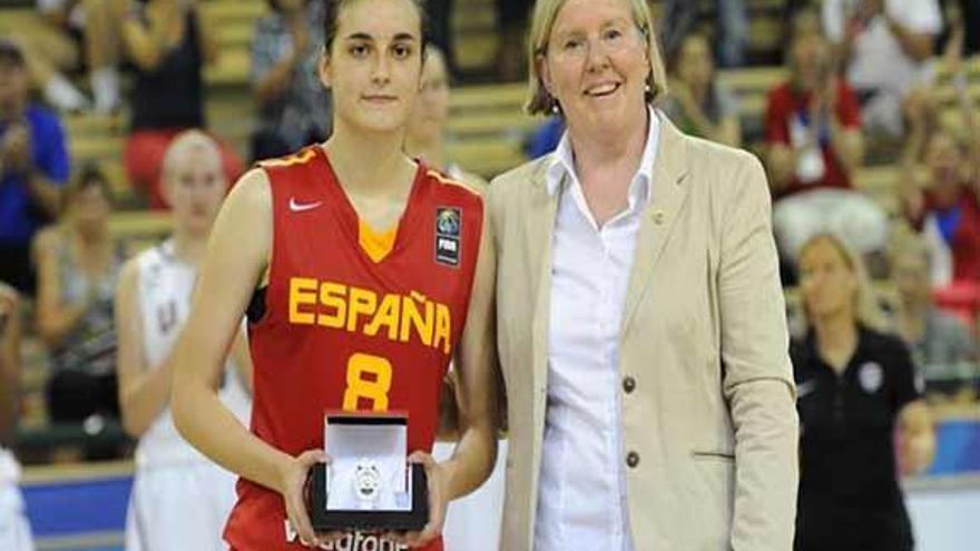 Ángela Salvadores, a la izquierda, recibe el trofeo como jugadora más valiosa del Mundial.