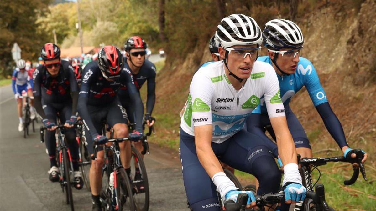 Enric Mas con el maillot blanco en la decimoquinta etapa de la Vuelta 2020