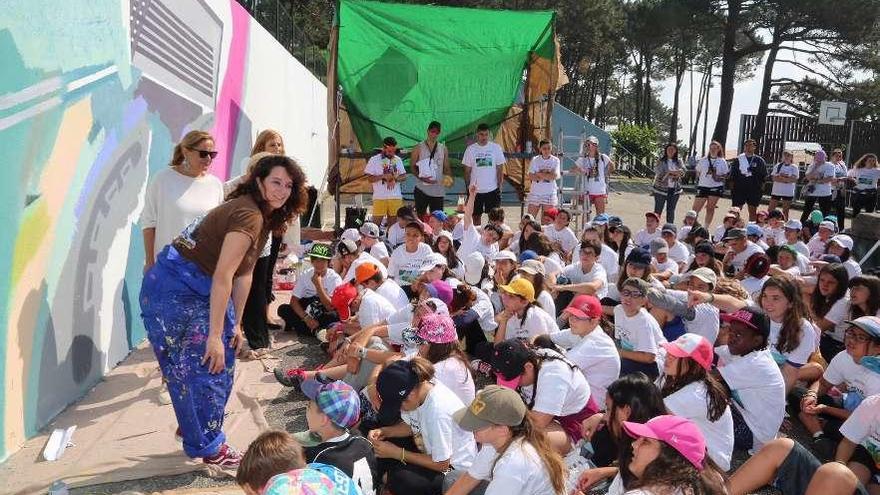 La artista Paula Fraile con la presidenta de la Diputación en el acto con los niños en A Lanzada. // Muñiz