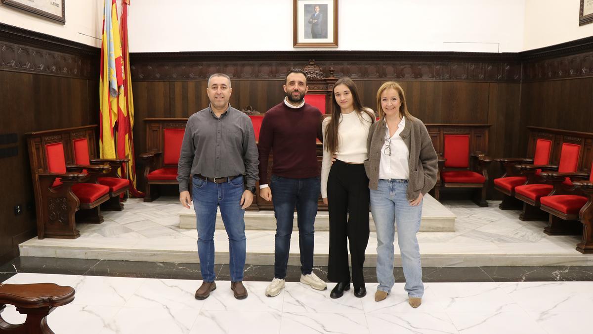 El edil de Deportes, el alcalde, la luchadora y representante del Lluita.