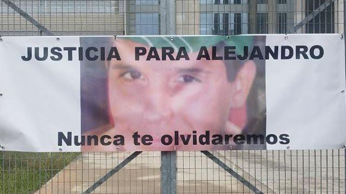 Pancarta con el rostro del menor que su familia colgó en el exterior de la Ciudad de la Justicia los días del juicio.
