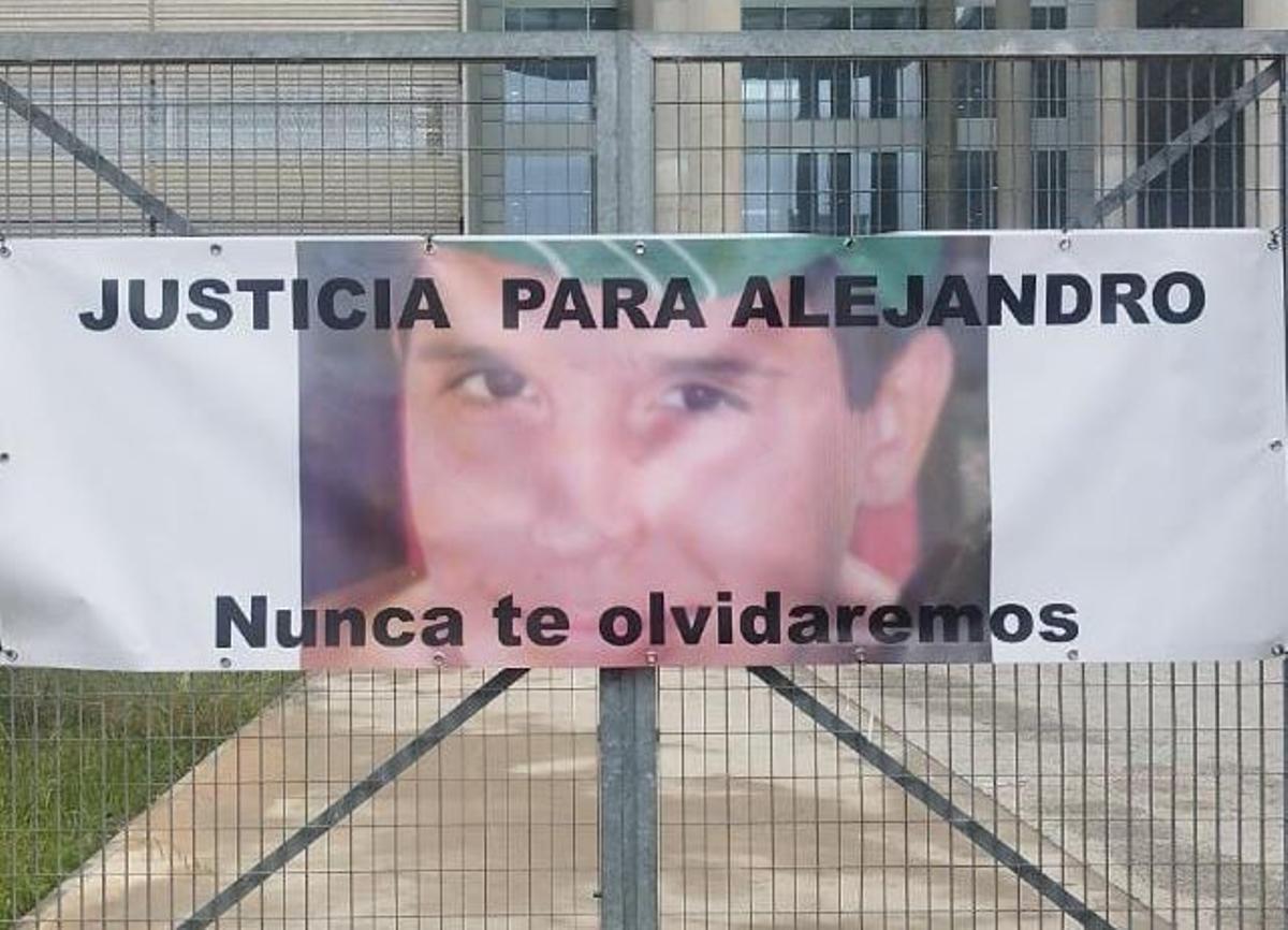 Pancarta con el rostro del menor que su familia colgó en el exterior de la Ciudad de la Justicia los días del juicio.