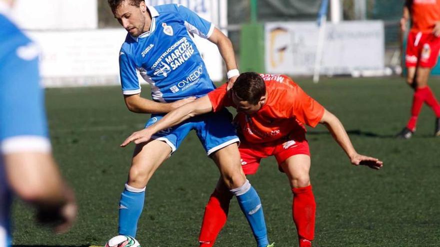 Una acción del Covadonga-Colunga disputado ayer en el J. A. A. Rabanal.