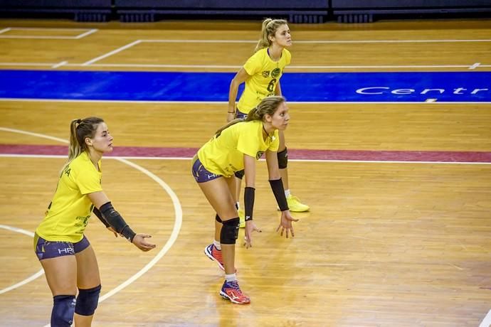 25-02-20 DEPORTES. CENTRO INSULAR DE LOS DEPORTES. LAS PALMAS DE GRAN CANARIA. Entrenamiento y foto de grupo del equipo femenino de volleyball IBSA 7 Palmas.    Fotos: Juan Castro.  | 25/02/2020 | Fotógrafo: Juan Carlos Castro