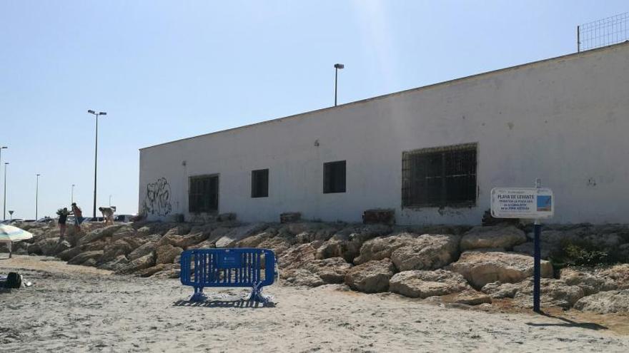 Una mujer fallece mientras se bañaba en la playa de Levante