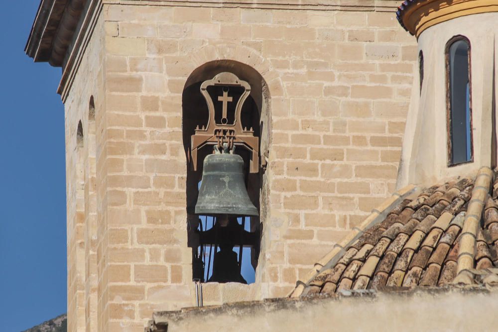 Imágenes de los campanarios de Santiago el Mayor, Catedral y Nuestra Señora de Monserrate en Orihuela y San Martín de Callosa. El Consell ha protegido como BIC sus campanas góticas.