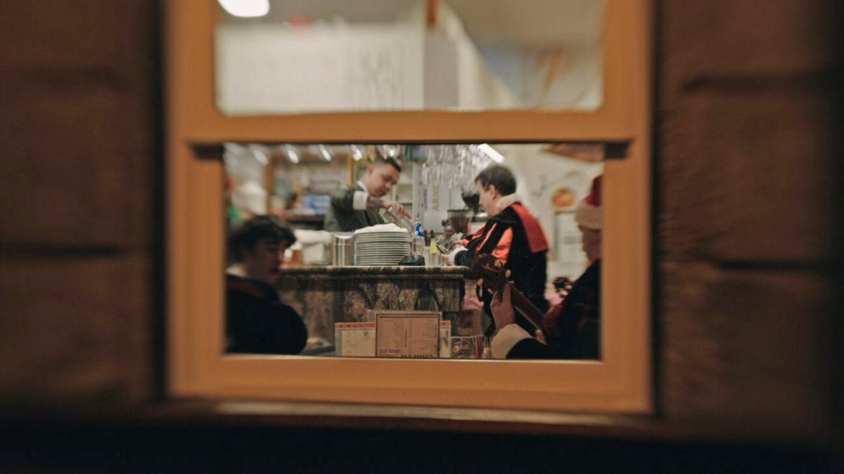 Plano exterior de La Charra, bar de Santiago, que aparece en 'Despois das cidades'.