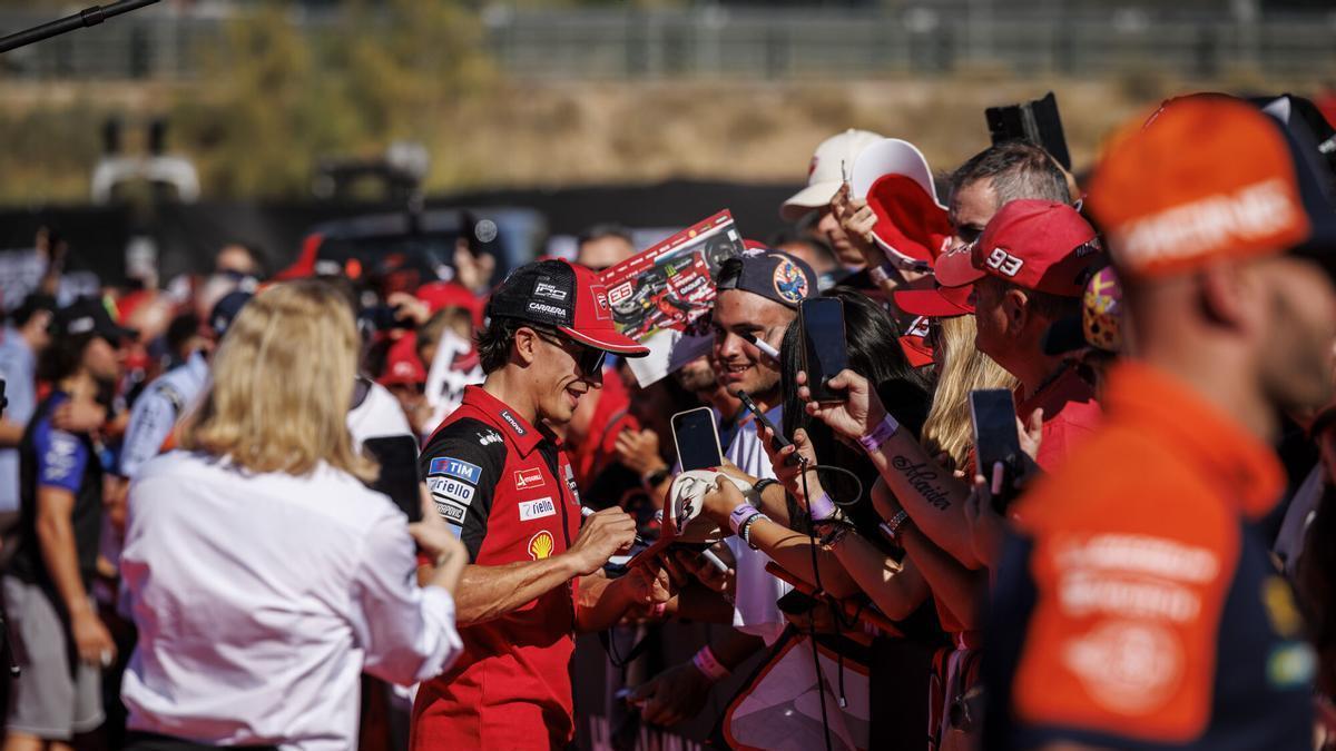 Los aficionados se agolpan frente a Marc Márquez para conseguir una foto o autógrafo en el 'riders parade'.
