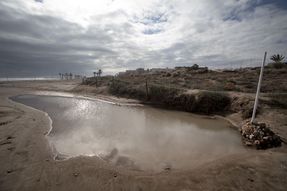 El temporal agrava la situación de la playa de Canet d'En Berenguer con nueva pérdida de arena y más piedras