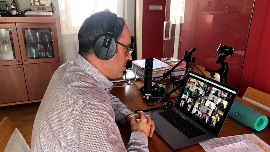 Un profesor imparte un curso de formaciÃ³n musical por videoconferencia.