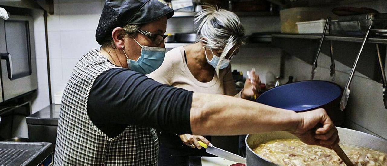 Floricel Martínez y Natalia Fernández preparan callos en su establecimiento de Pola de Lena.