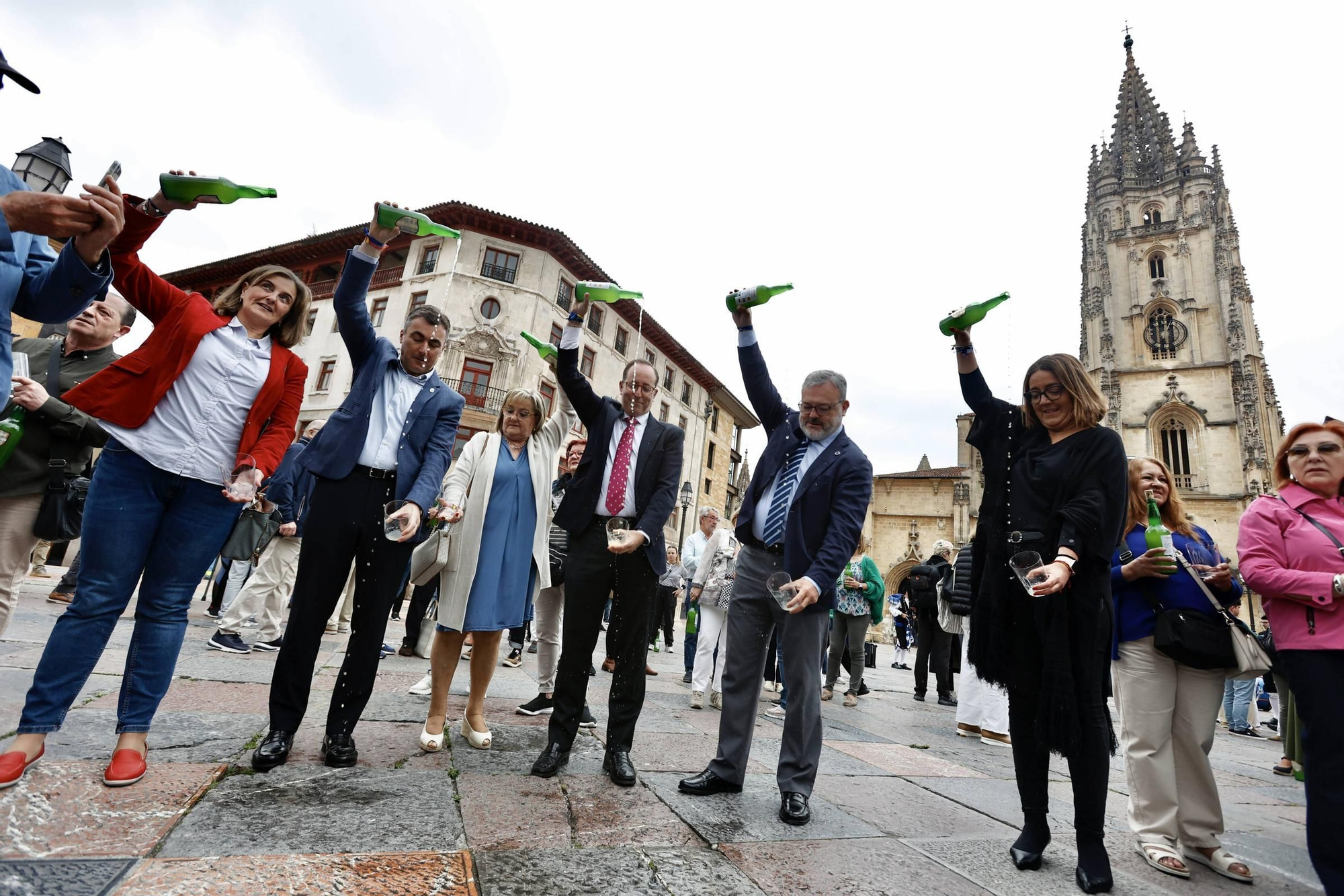 Cientos de brazos al aire junto a la Catedral de Oviedo para que la sidra sea patrimonio de la humanidad