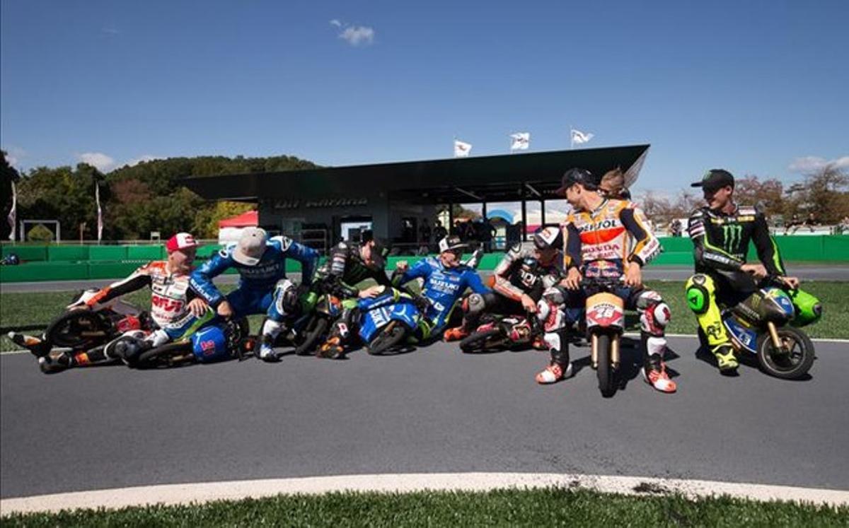 Varios pilotos han participado en una carrera de mini motos en un acto previo al inicio del Gran Premio de Japón Varios pilotos han participado en una carrera de mini motos en un acto previo al inicio del Gran Premio de Japón