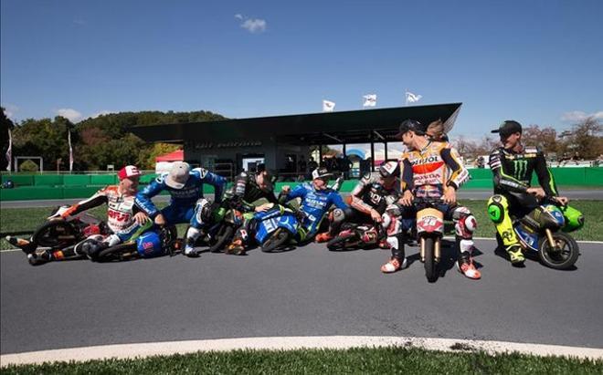 Varios pilotos han participado en una carrera de mini motos en un acto previo al inicio del Gran Premio de Japón