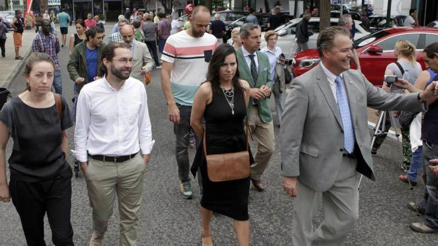 Emilio León, segundo por la izquierda, durante su visita.