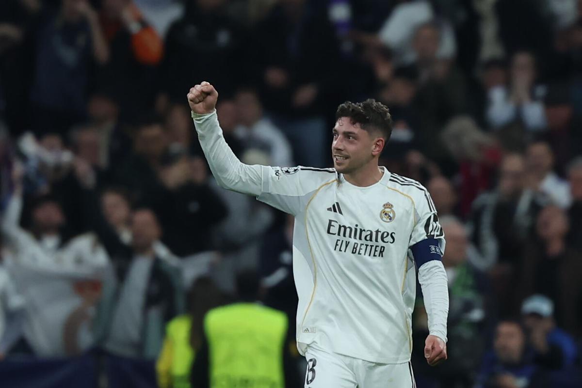 El centrocampista uruguayo del Real Madrid Fede Valverde (i) celebra su tercer gol durante el encuentro correspondiente a la ida de los octavos de final de la Liga de Campeones que Real Madrid y Manchester City