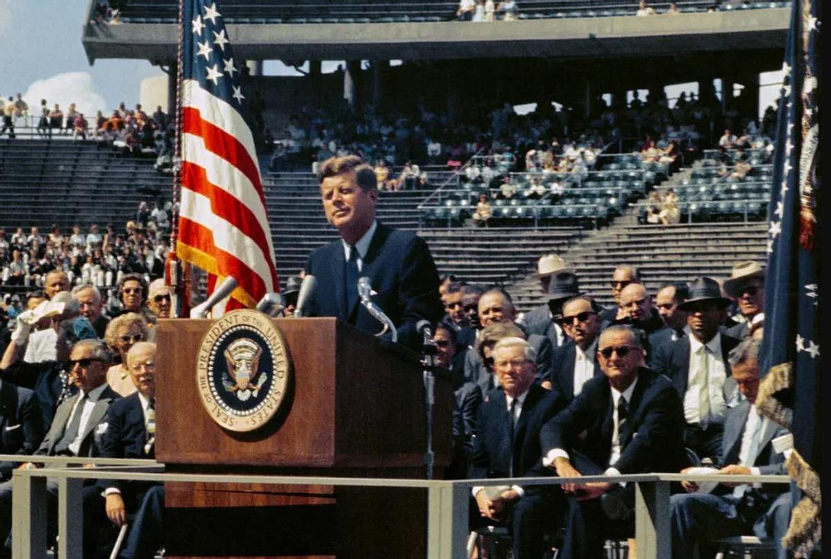 El presidente Kennedy durante su histórico discurso en Texas, en 1961, en el que anunció sus planes para enviar humanos a la Luna.