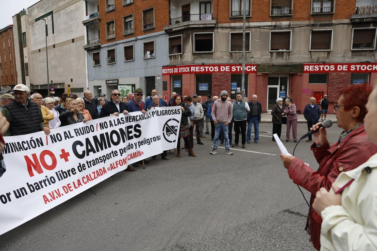 La protesta vecinal de La Calzada por los camiones en el barrio, en imágenes La protesta vecinal de La Calzada por los camiones en el barrio, en imágenes