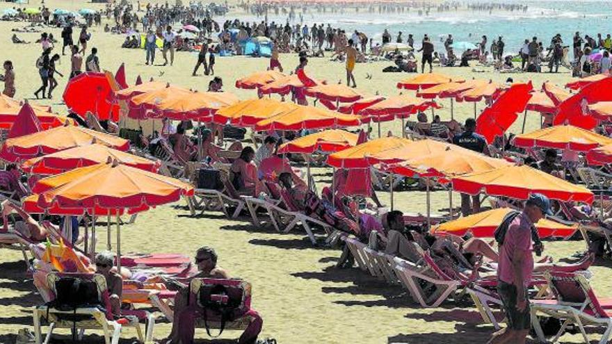 Numerosos turistas disfrutan en la playa Maspalomas de la isla de Gran Canaria | ‘activos’